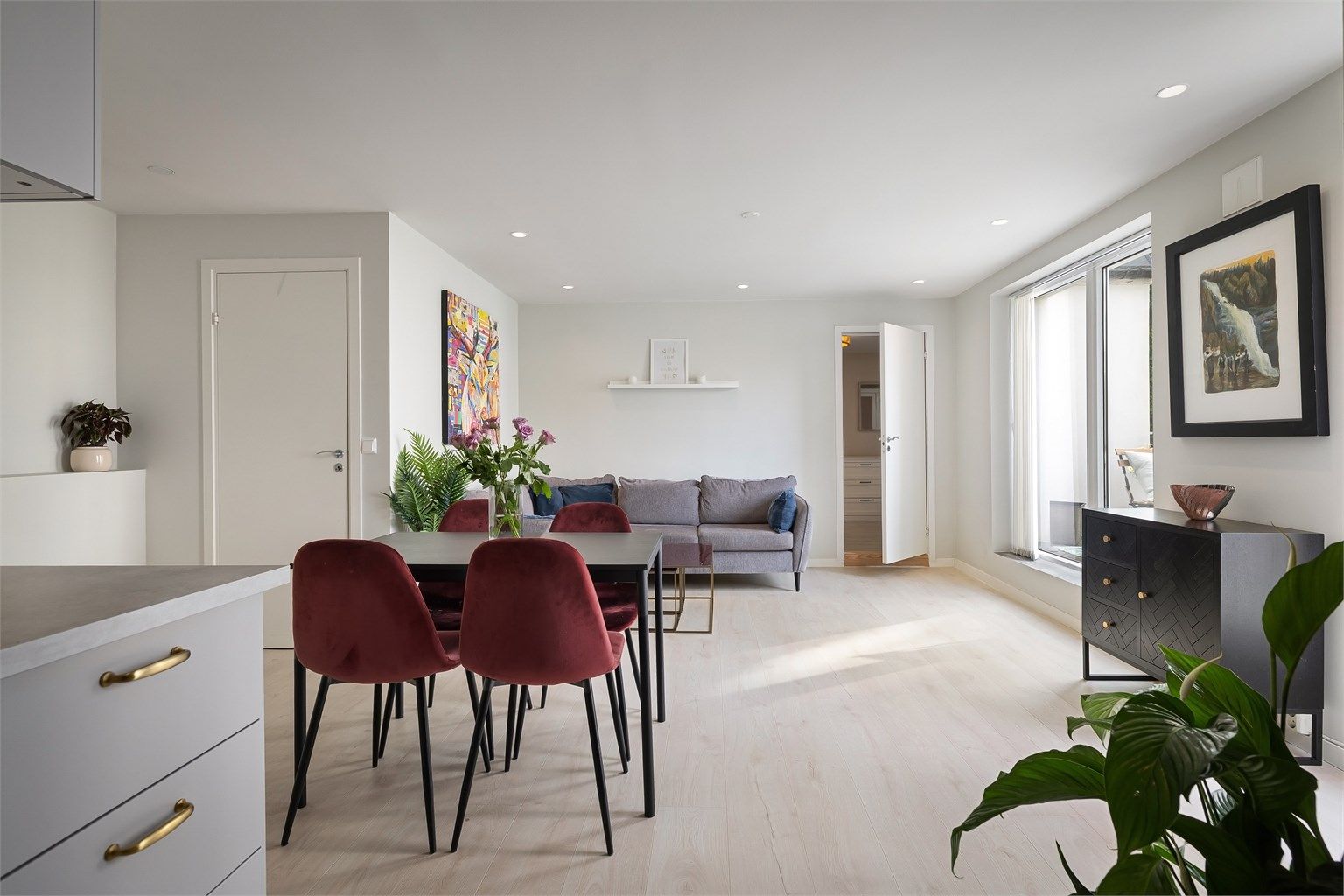 Plass til både sofa- og spisebordseksjon 