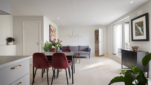 Plass til både sofa- og spisebordseksjon