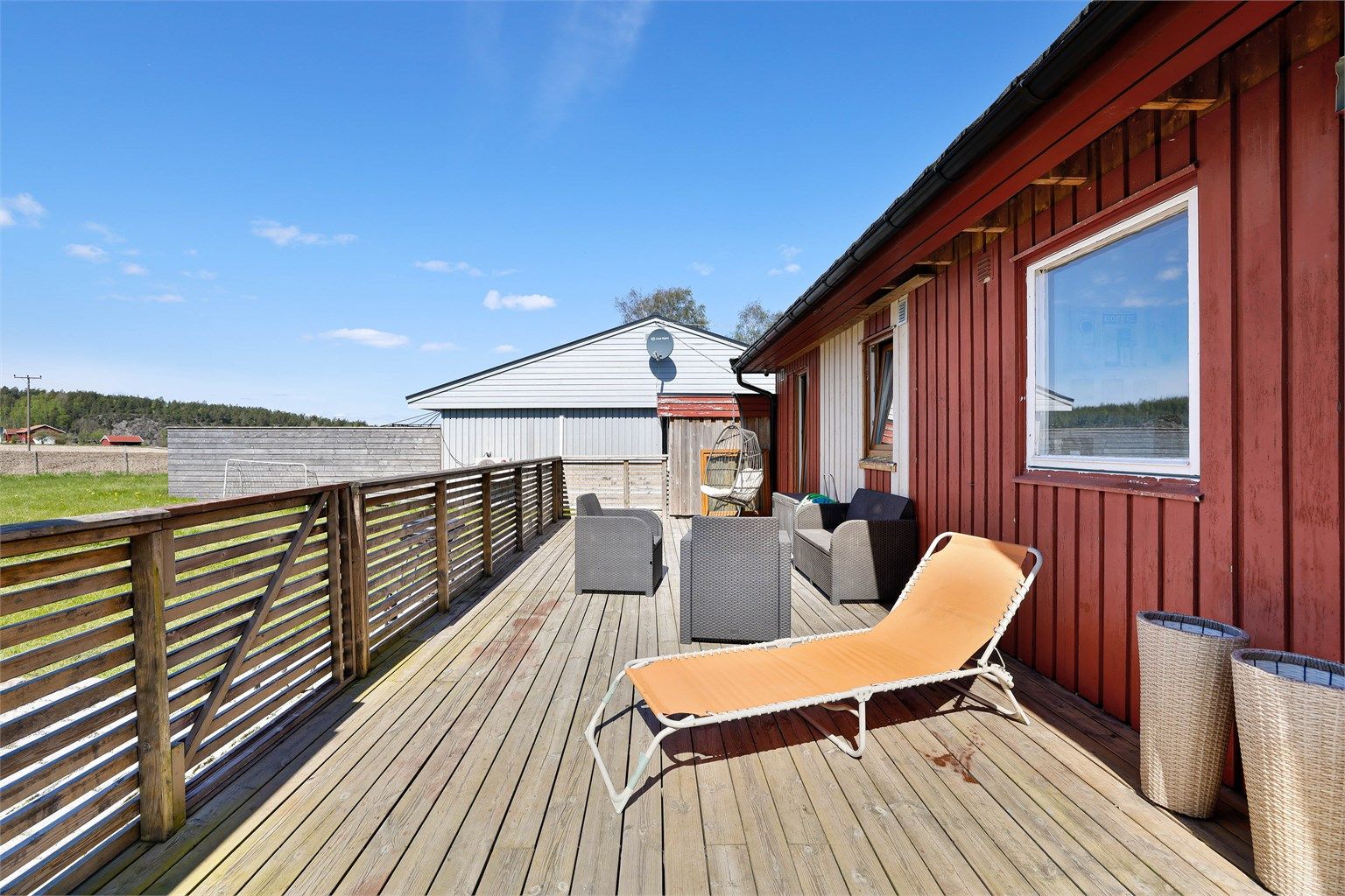 Vestvendt terrasse på over 40 kvm. er nyoppført i senere år. Deler av kledningen er skiftet ut, ytterligere utskiftning bør påregnes.