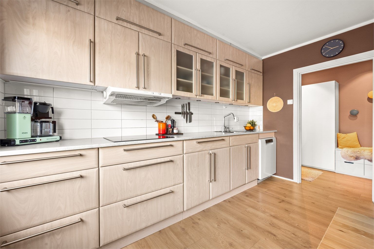 Kjøkkenet er utstyrt med underlimt oppvaskkum i rustfritt stål med ettgreps armatur, integrert stekeovn og induksjonstopp, samt frittstående oppvaskmaskin. Frittstående kjøleskap medfølger ikke.