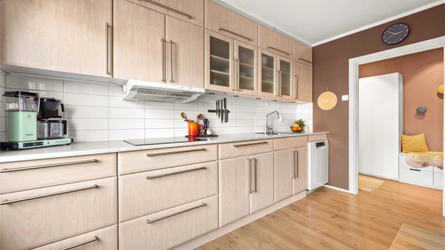 Kjøkkenet er utstyrt med underlimt oppvaskkum i rustfritt stål med ettgreps armatur, integrert stekeovn og induksjonstopp, samt frittstående oppvaskmaskin. Frittstående kjøleskap medfølger ikke.