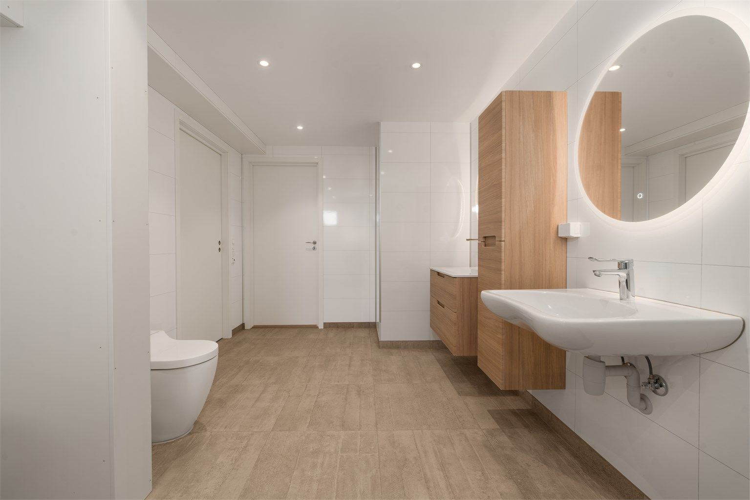 Badet er utstyrt med moderne rør-i-rør system, og fordelerskapet er plassert i veggen. Veggene har våtromsplater.