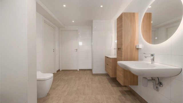 Badet er utstyrt med moderne rør-i-rør system, og fordelerskapet er plassert i veggen. Veggene har våtromsplater.