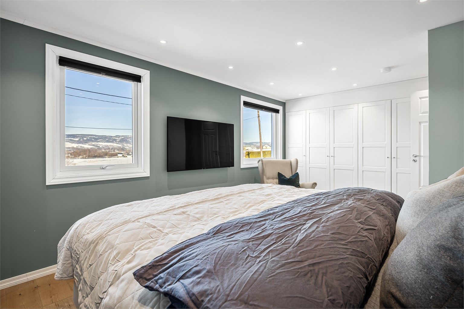 Rommet er utstyrt med en stor, innebygget garderobeløsning som gir rikelig med lagringsplass.