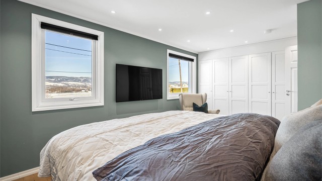 Rommet er utstyrt med en stor, innebygget garderobeløsning som gir rikelig med lagringsplass.