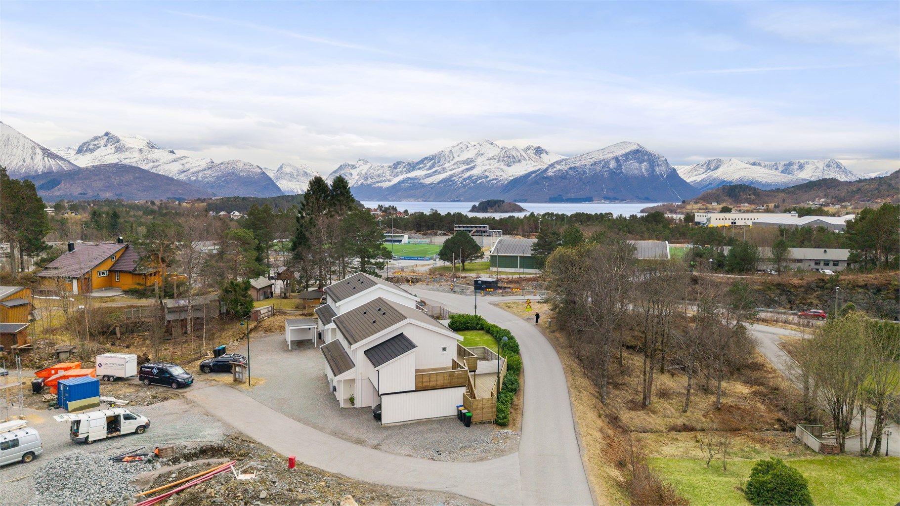Eiendommen ligger i et nyetablert og populært boligområde på Blindheim, med nærhet til både natur og servicetilbud.