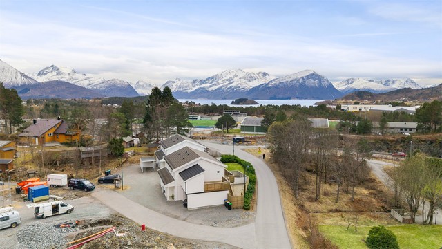Eiendommen ligger i et nyetablert og populært boligområde på Blindheim, med nærhet til både natur og servicetilbud.