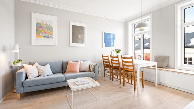 Den åpne stuen har god plass til både sofagruppe og spisebord.