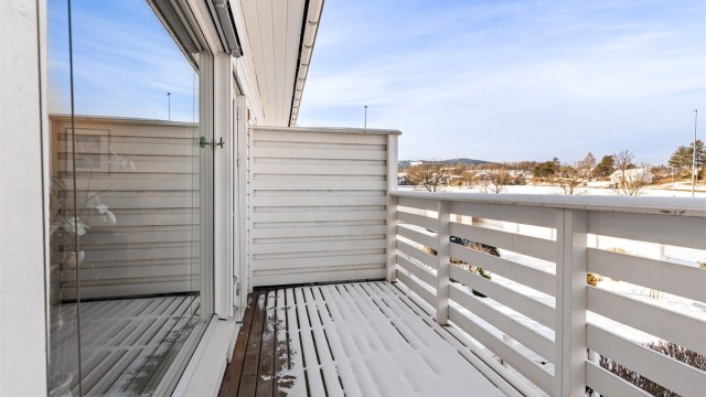 Balkong med utgang fra stue. Her er det ettermiddagssol og plass til utemøbler.
