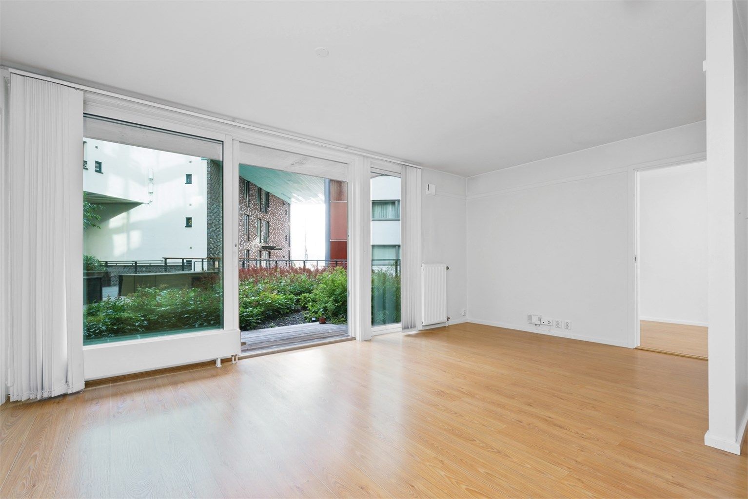 Velkommen til Tjuvholmen allé 4! En lys, moderne og arealeffektiv 3-roms leilighet med markterrasse. 