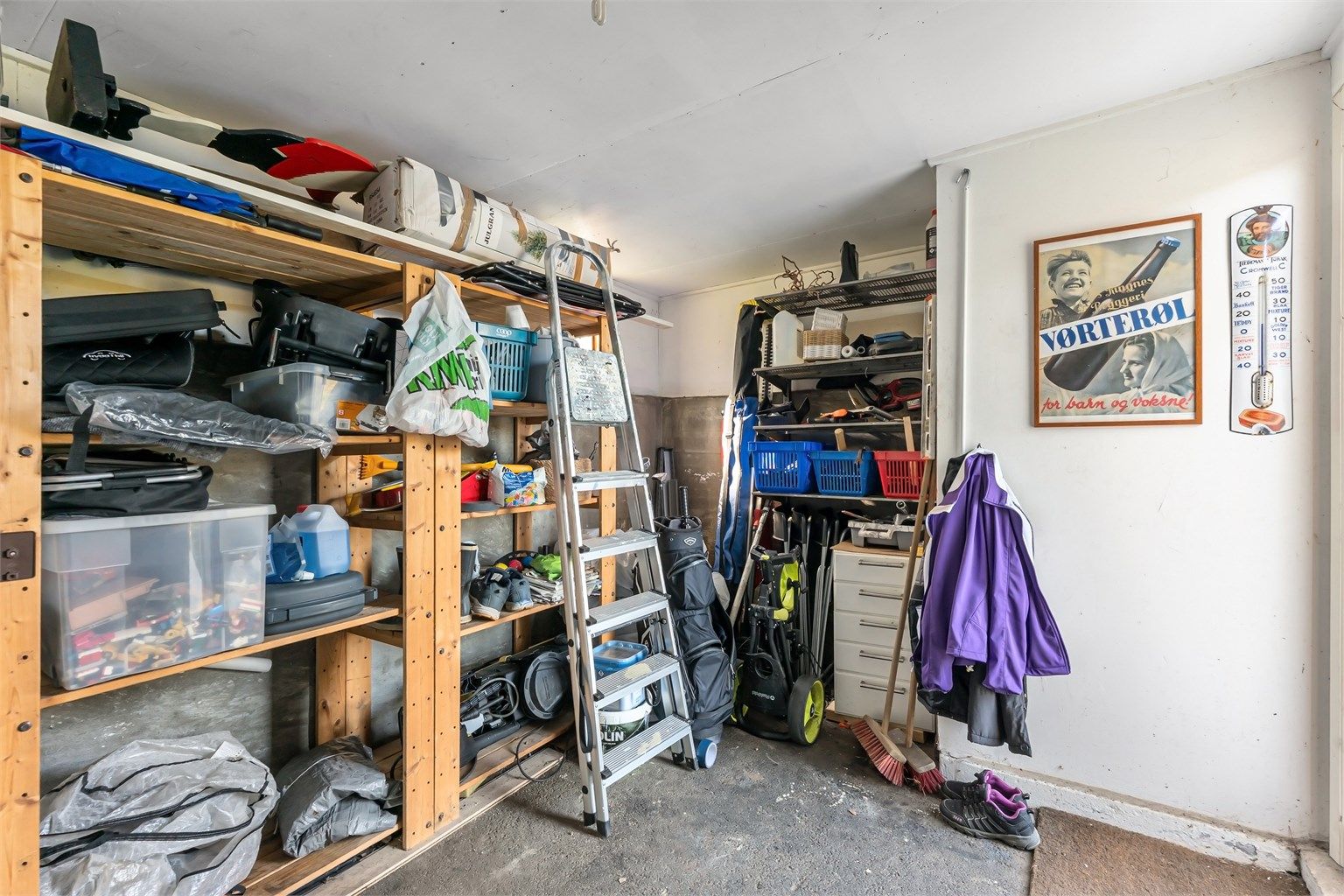 I tillegg til bod i underetasjen, er det to boder på 10 m² og 1 m² i tilknytning til garasjen.