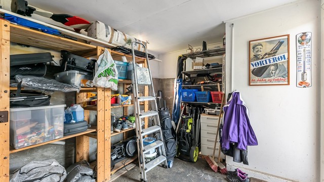 I tillegg til bod i underetasjen, er det to boder på 10 m² og 1 m² i tilknytning til garasjen.