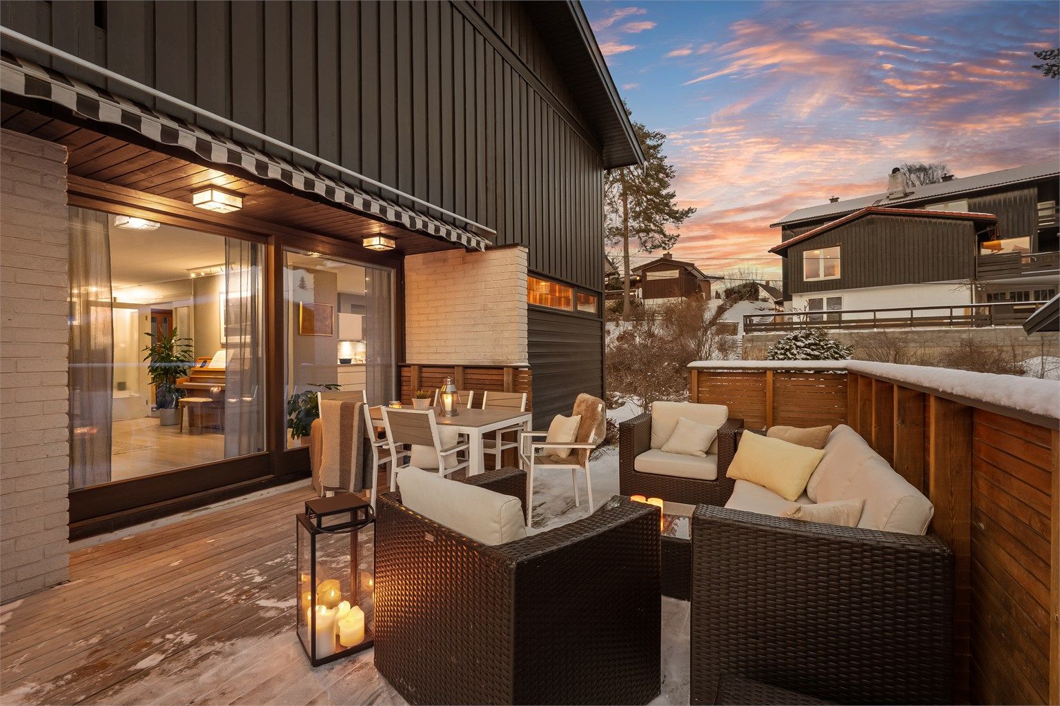 Boligen kan smykke seg med en herlig uteplass med plass til møblering i flere soner.