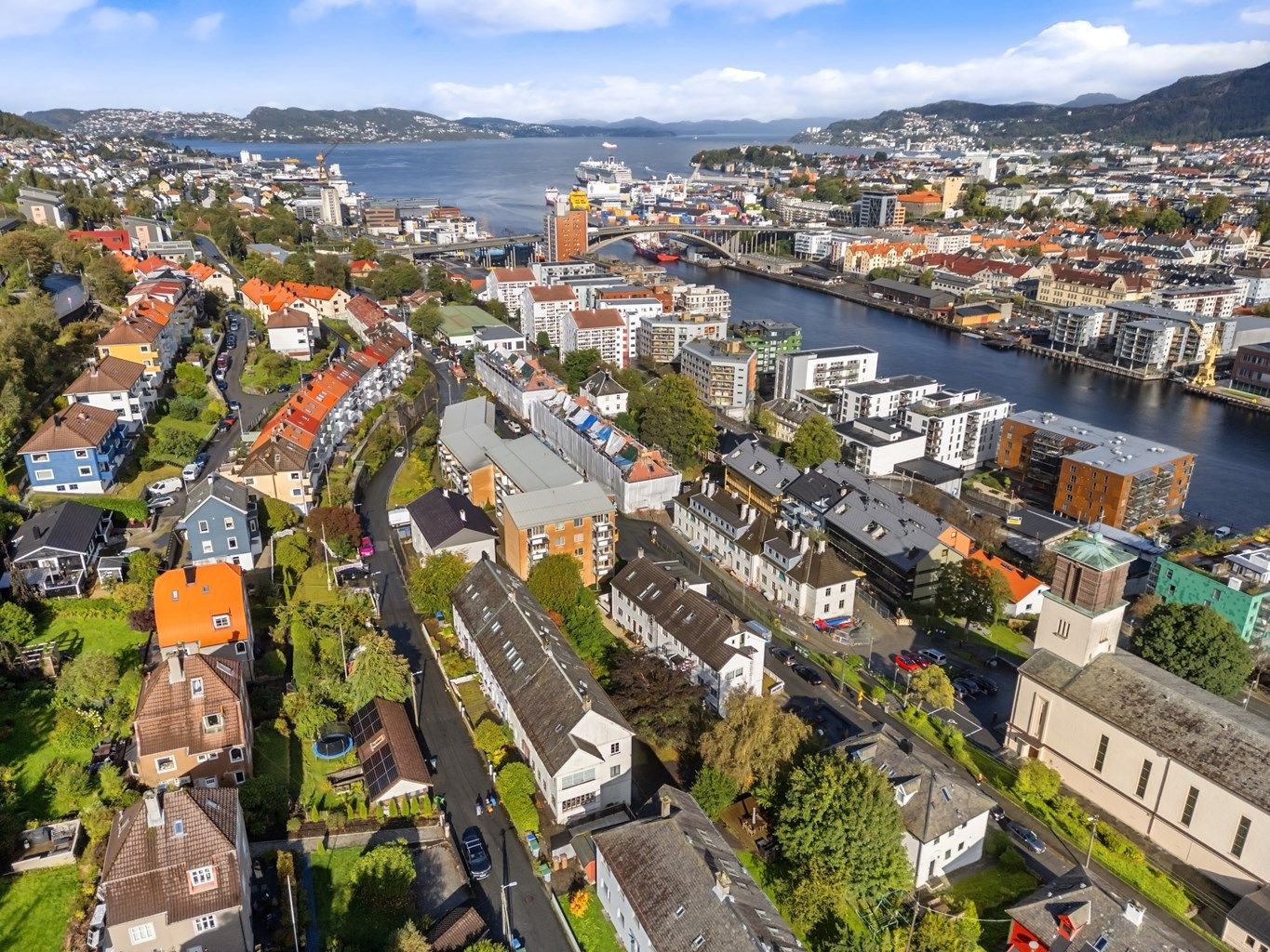 Leiligheten har i tillegg kort vei til flere turområder som "Skillingsbollen", Løvstakken og Damsgårdsfjellet like ved