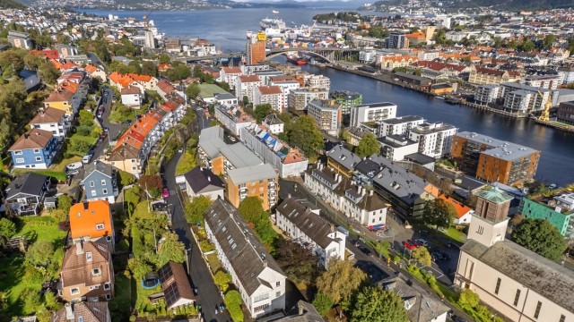 Leiligheten har i tillegg kort vei til flere turområder som "Skillingsbollen", Løvstakken og Damsgårdsfjellet like ved