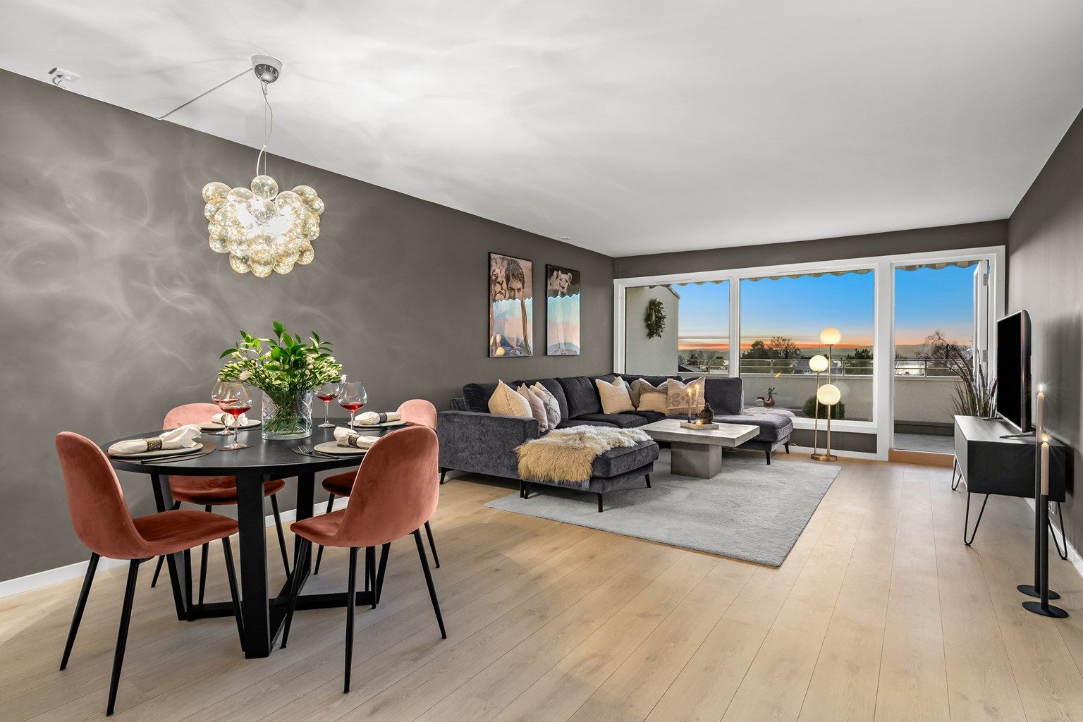 Velkommen til Ivar Knutsons vei 46 - Lekker toppleilighet (kun 2 trapper opp) | Stor vestvendt terrasse | Fjordutsikt | 2 bad | Garasje med elbillader