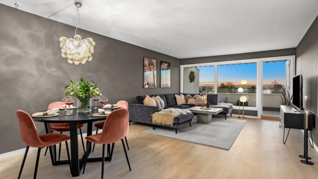 Velkommen til Ivar Knutsons vei 46 - Lekker toppleilighet (kun 2 trapper opp) | Stor vestvendt terrasse | Fjordutsikt | 2 bad | Garasje med elbillader