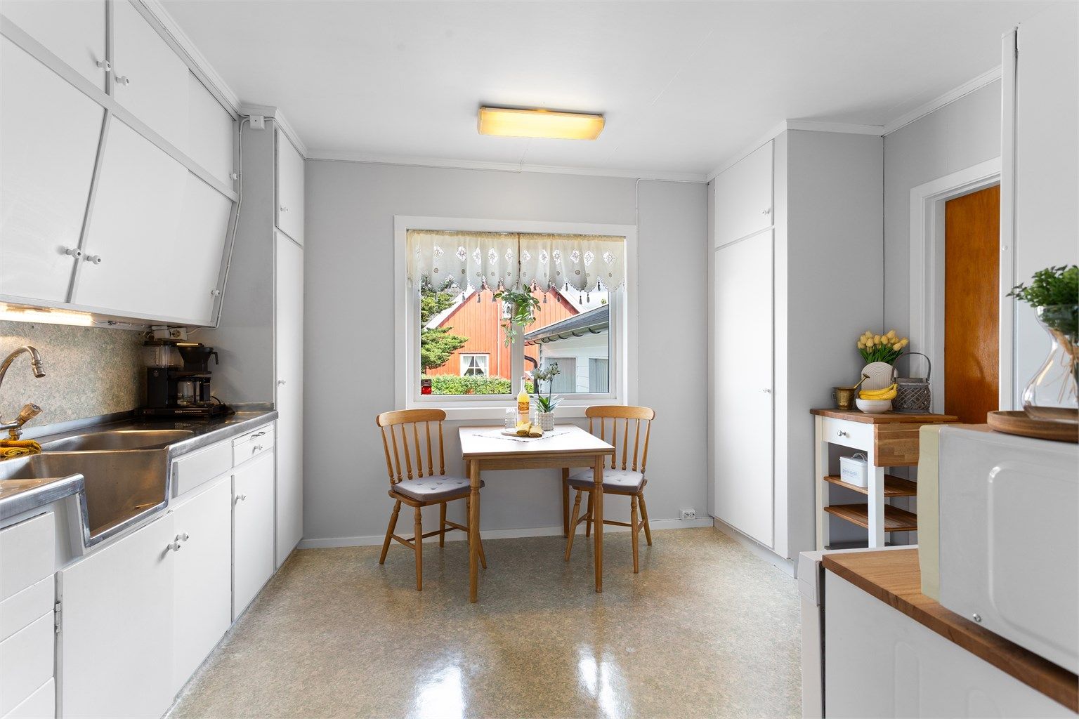 Kjøkken med plassbygd innredning 