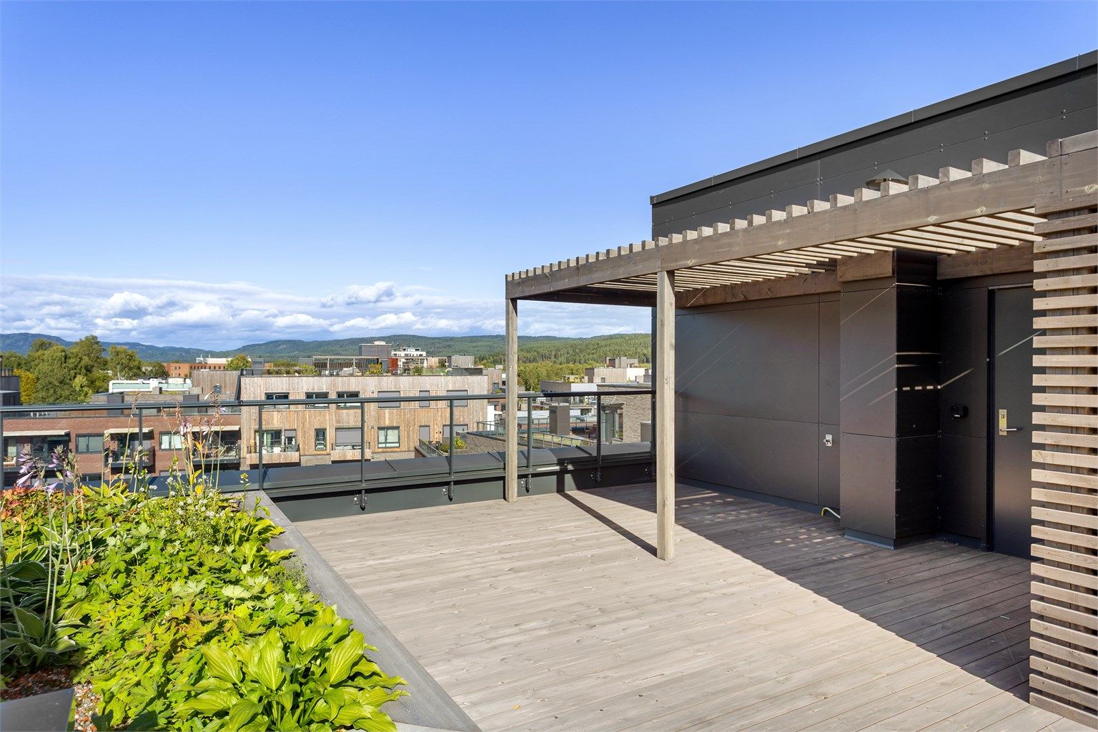 Toppleilighet med stor privat takterrasse, pergola og åpent utsyn.
Foto: Foto: Henrik Eriksen / Fotostallen