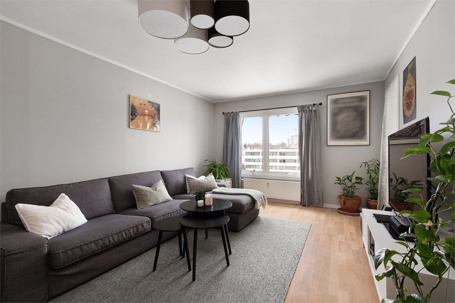 Fin stue med god plass til sofagruppe og TV-møbler. Gulvet i stuen ble slipt i 2022. Foto: Hanne Bruland/FotoHanne 