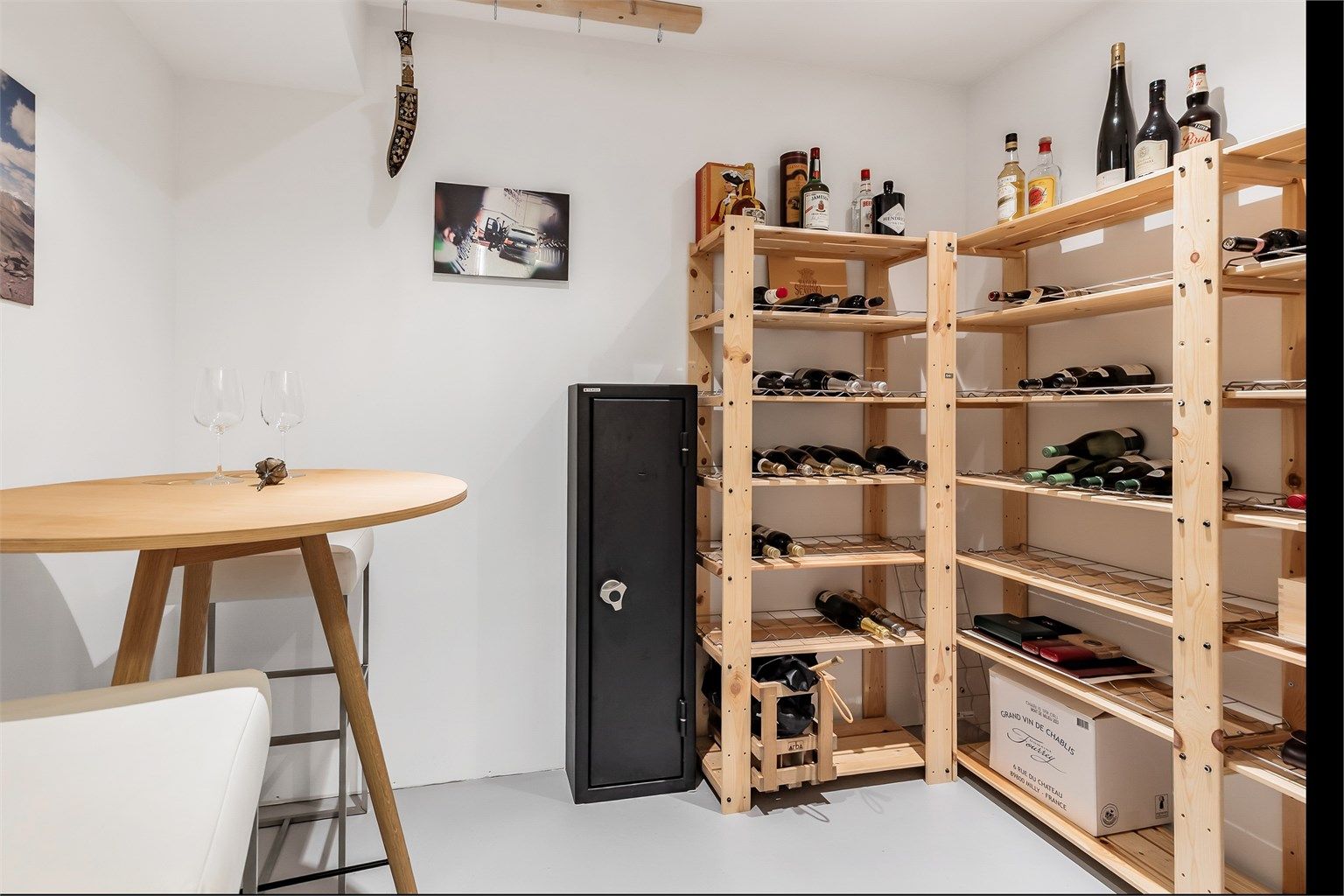 Den ene boden i underetasjen benyttes i dag som vinkjeller. Det er god plass til oppbevaring med totalt fire boder.