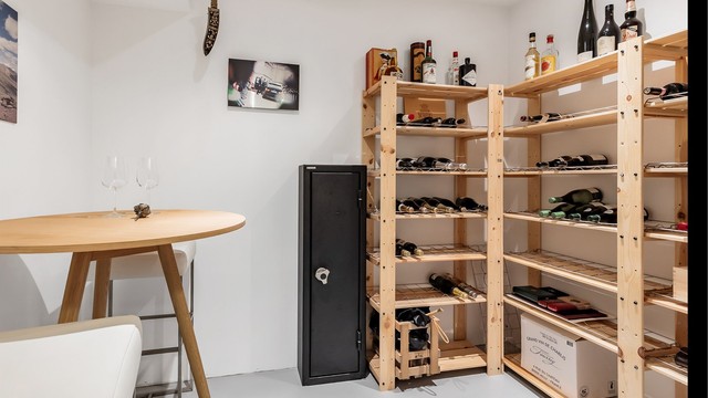 Den ene boden i underetasjen benyttes i dag som vinkjeller. Det er god plass til oppbevaring med totalt fire boder.