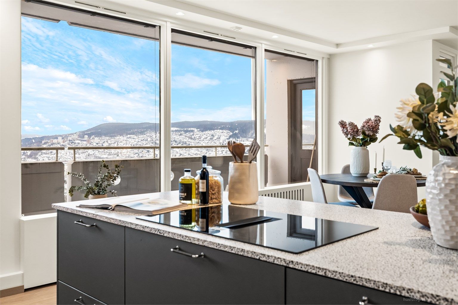 Platetoppen har en nedfelt ventilator, en elegant og effektiv løsning som bevarer den åpne romfølelsen.