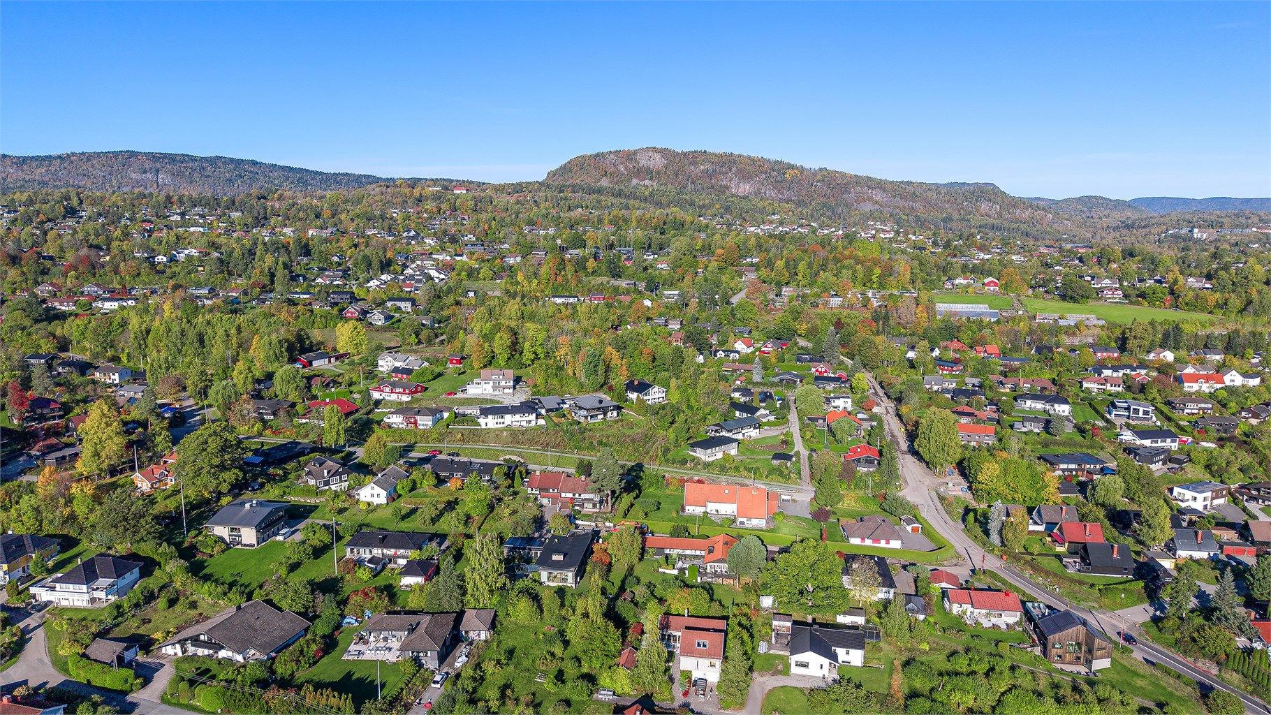Her bor du med kort vei til både marka og fjorden, med populære bade- og rekreasjonsmuligheter på blant annet Hvalstrand og Holmenskjæret.