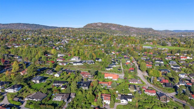Her bor du med kort vei til både marka og fjorden, med populære bade- og rekreasjonsmuligheter på blant annet Hvalstrand og Holmenskjæret.