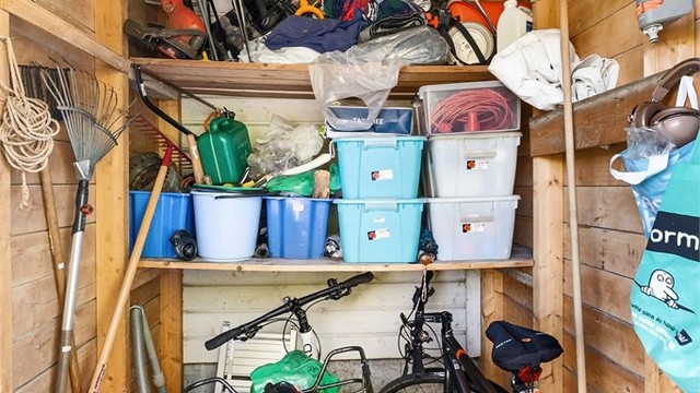 En praktisk utvendig bod på 3 m² gir ekstra lagringsplass for sykler og hageredskaper.