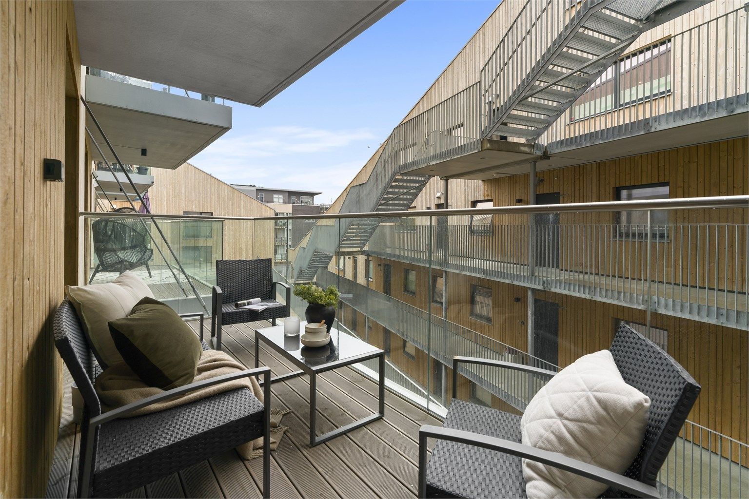 Leiligheten har balkong på begge sider hvorav denne er orientert mot vest og eksponert for ettermiddagssolen sommerstid.