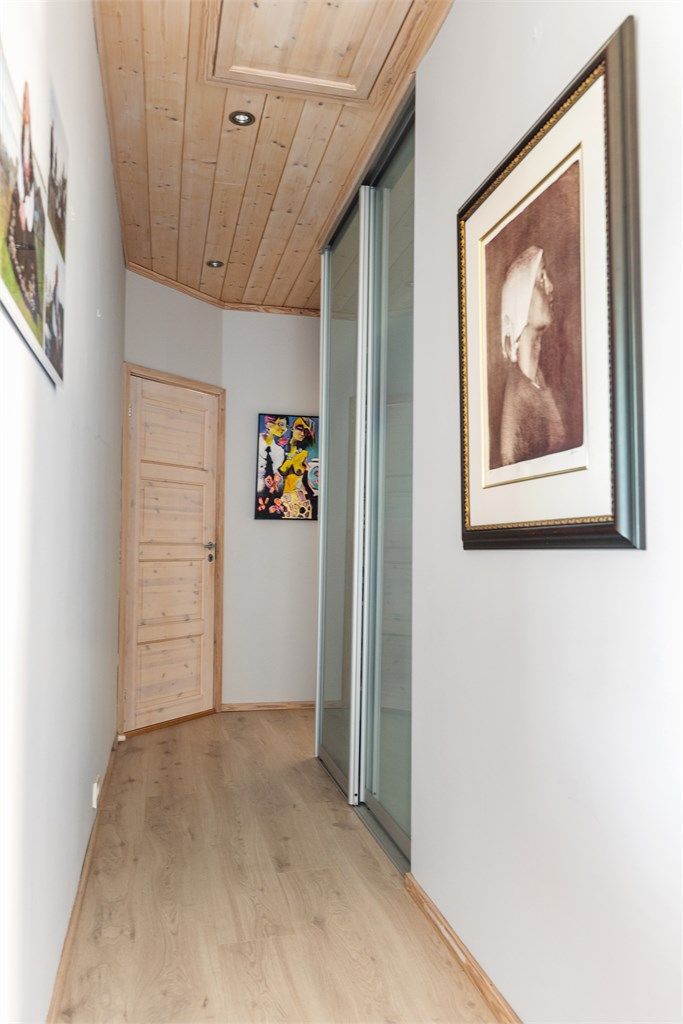 Gangen i andre etasje har plass til oppbevaring med skyvedørsgarderobe.
