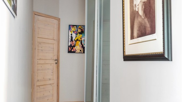 Gangen i andre etasje har plass til oppbevaring med skyvedørsgarderobe.
