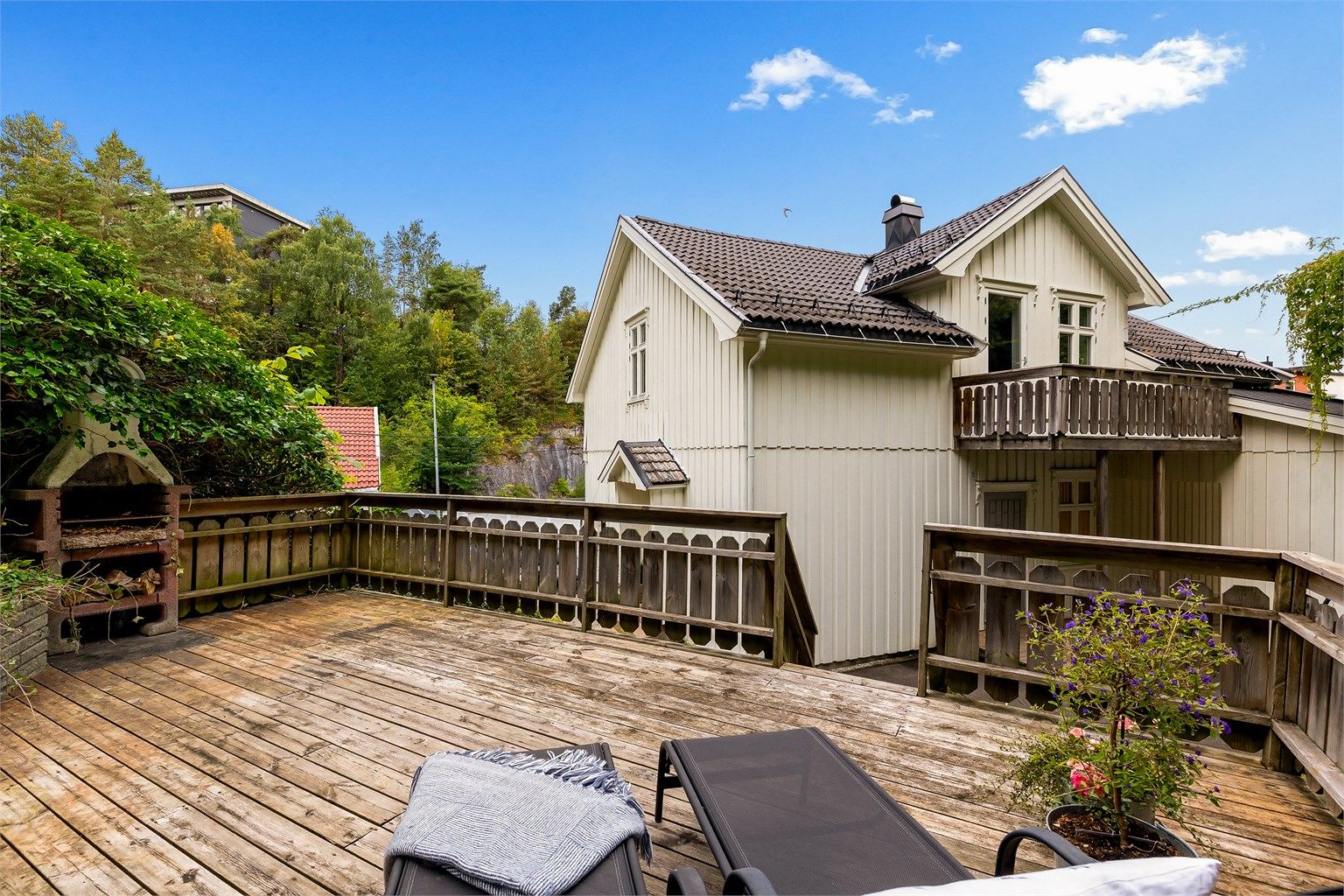 Denne plattingen har utepeis og ligger et nivå over huset. Det er kommunen som eier tomten her.
