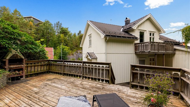 Denne plattingen har utepeis og ligger et nivå over huset. Det er kommunen som eier tomten her.