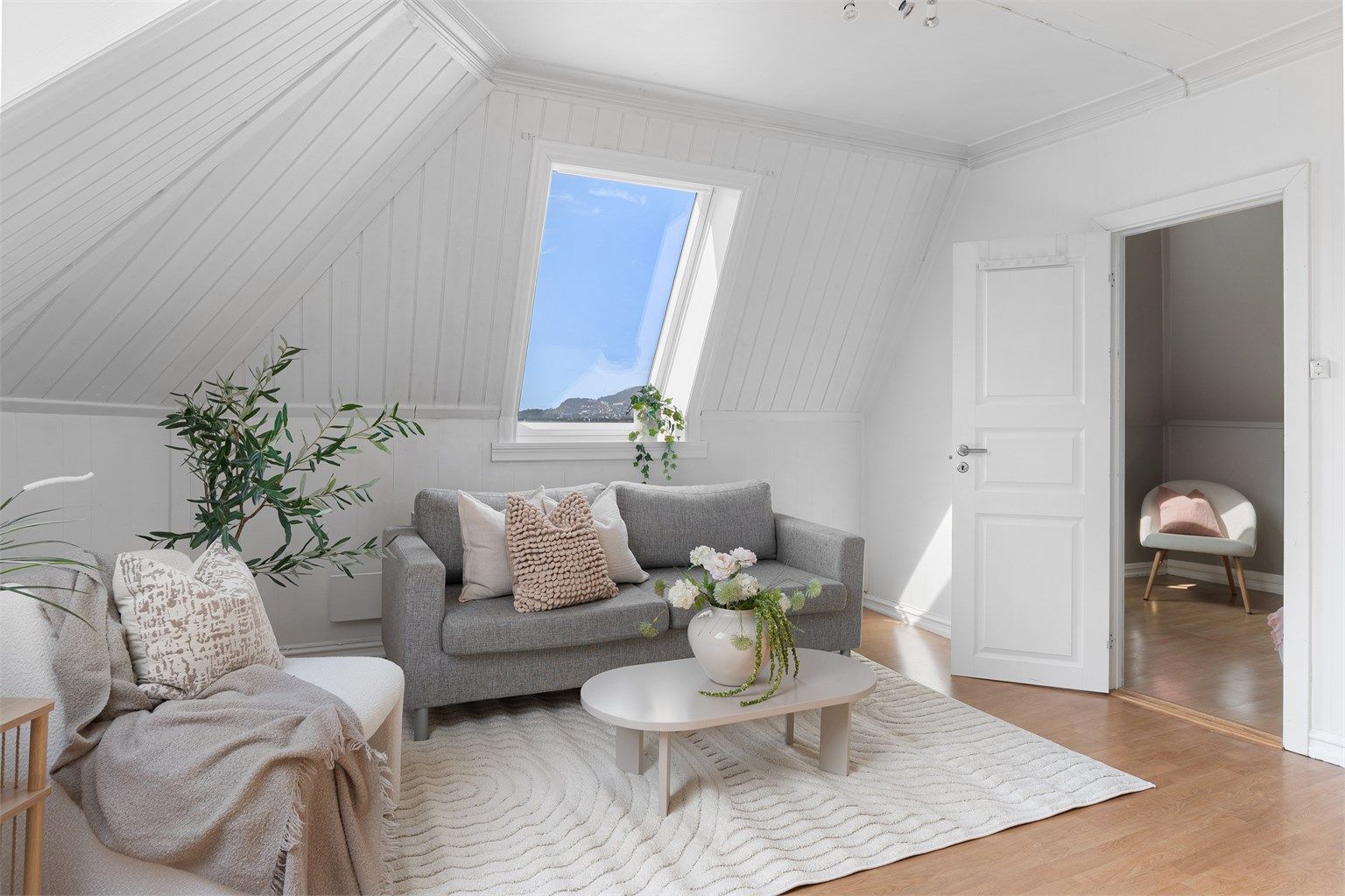 Lys stue med tilkomst til ett av soverommene