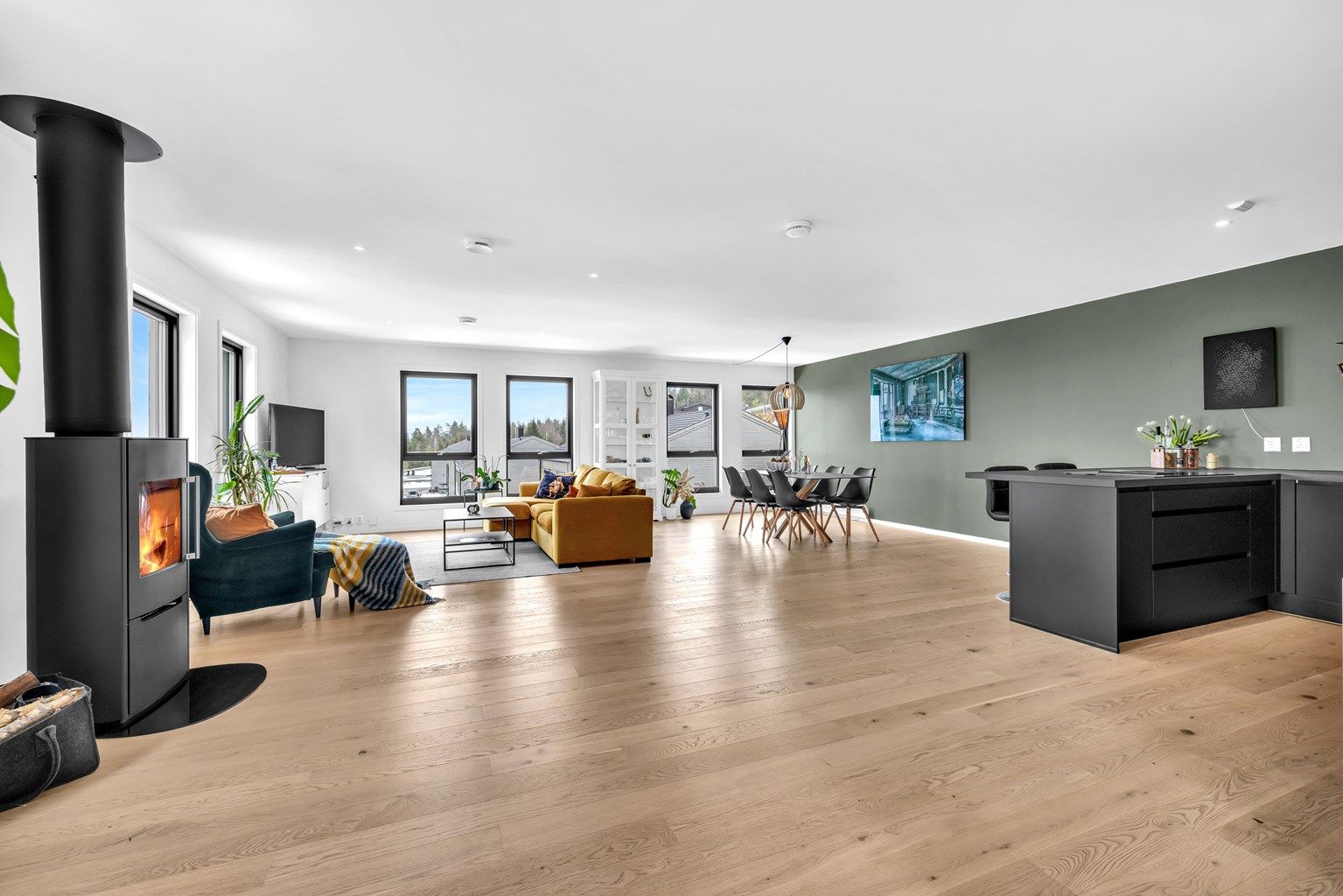 Eiendomsmegler Krogsveen v/ Vegard Gran-Andersen ønsker deg velkommen til Brådalslia 32B og denne nyere vertikaldelt tomannsbolig. 