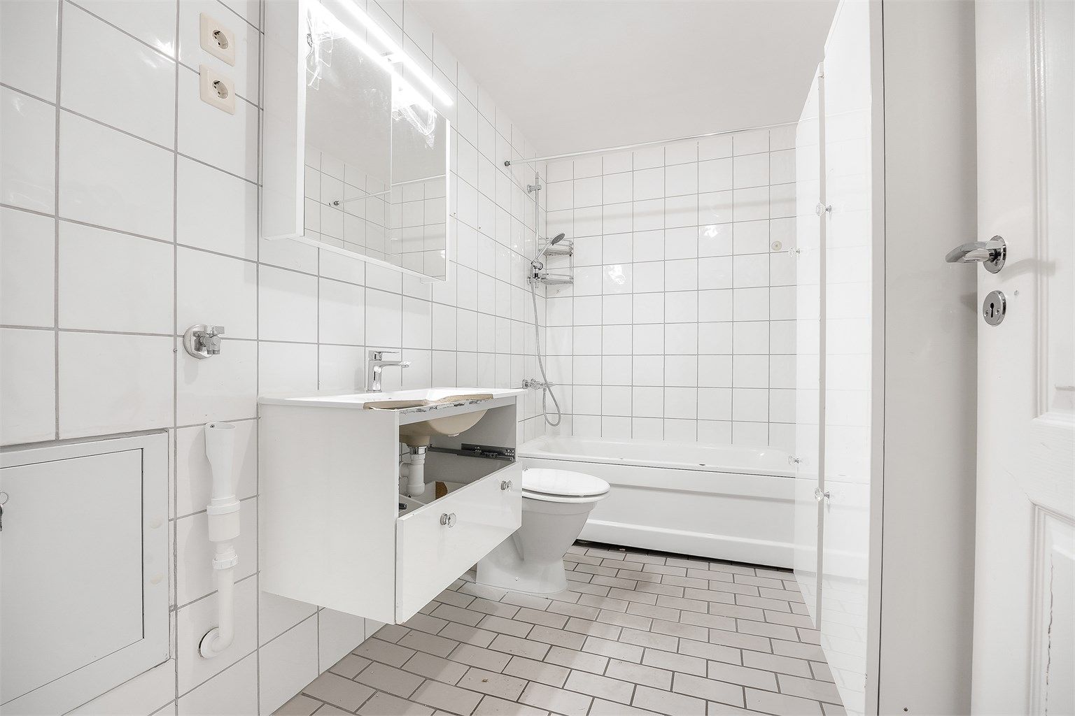 Leiligheten er et objekt med stort potensial, og har blant annet et flislagt bad med gulvvarme og badekar.
Foto: Espen Edin Døhlen