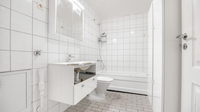 Leiligheten er et objekt med stort potensial, og har blant annet et flislagt bad med gulvvarme og badekar.
Foto: Espen Edin Døhlen