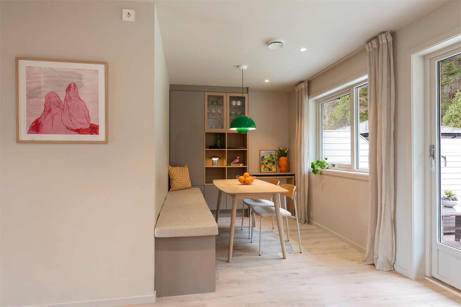 Rommet har en lys og innbydende atmosfære, med downlights i taket og malte veggflater.