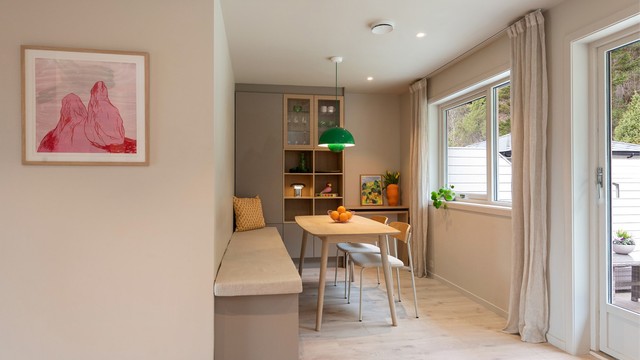 Rommet har en lys og innbydende atmosfære, med downlights i taket og malte veggflater.