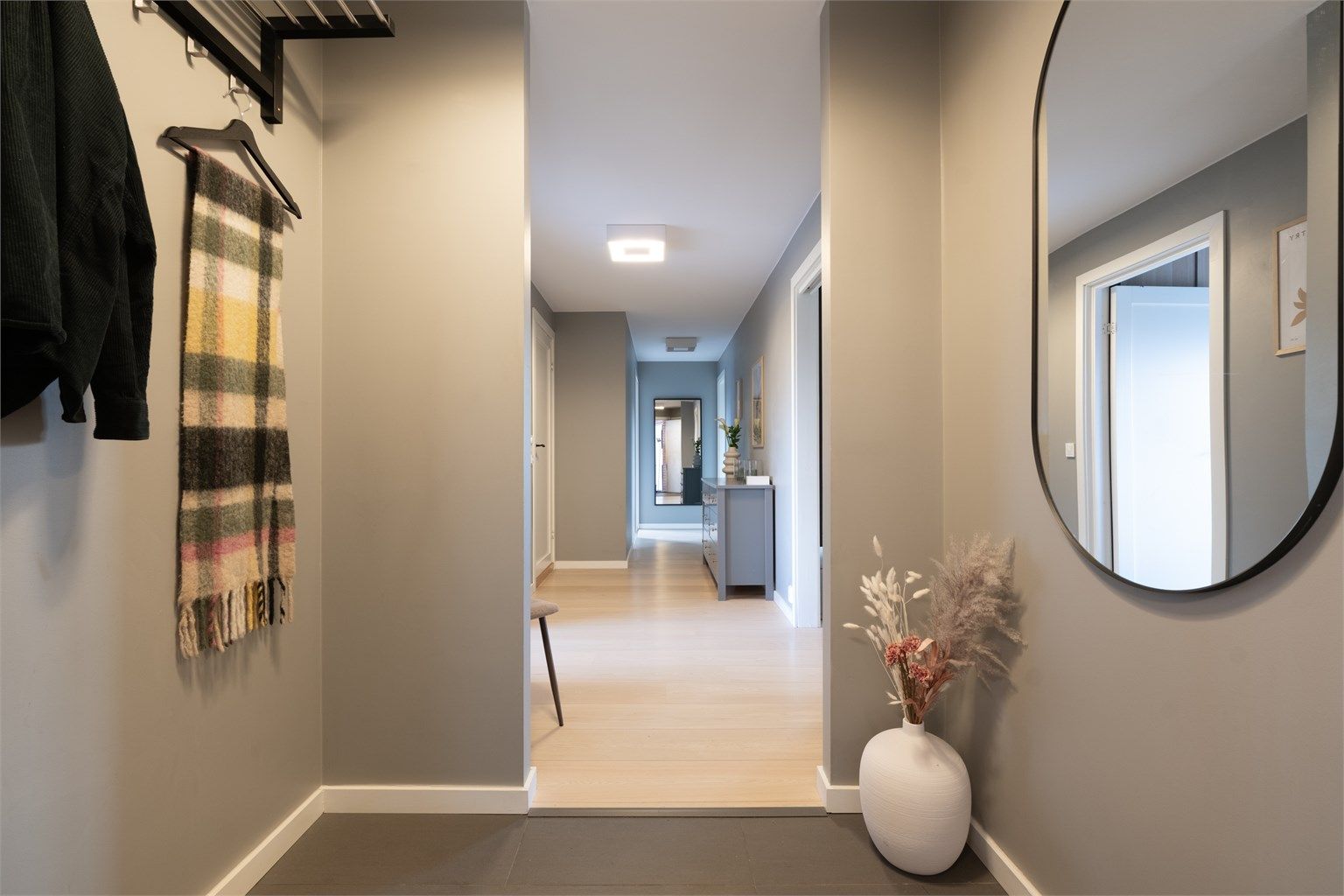 Entréen gir et godt førsteinntrykk av leiligheten. 