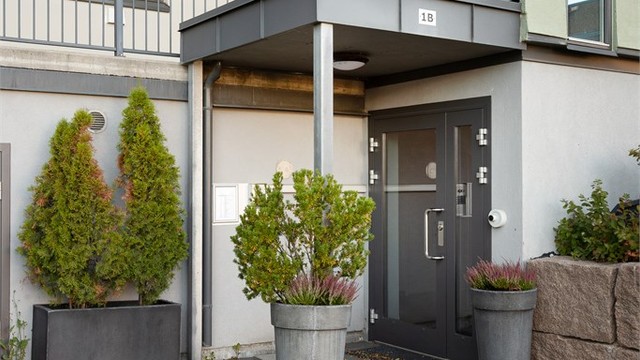 Fra gateplan er det tilgang til felles overbygget inngangsparti med heis- og trappeadkomst.
