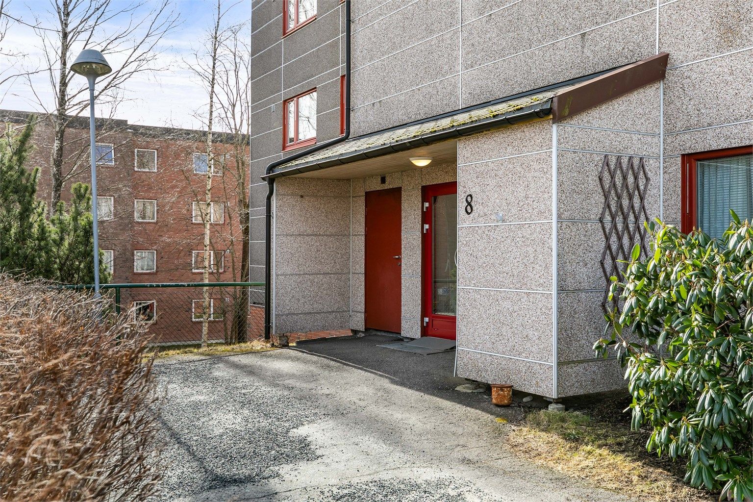 Hovedinngangen har porttelefon som betjenes fra leilighetens entré.