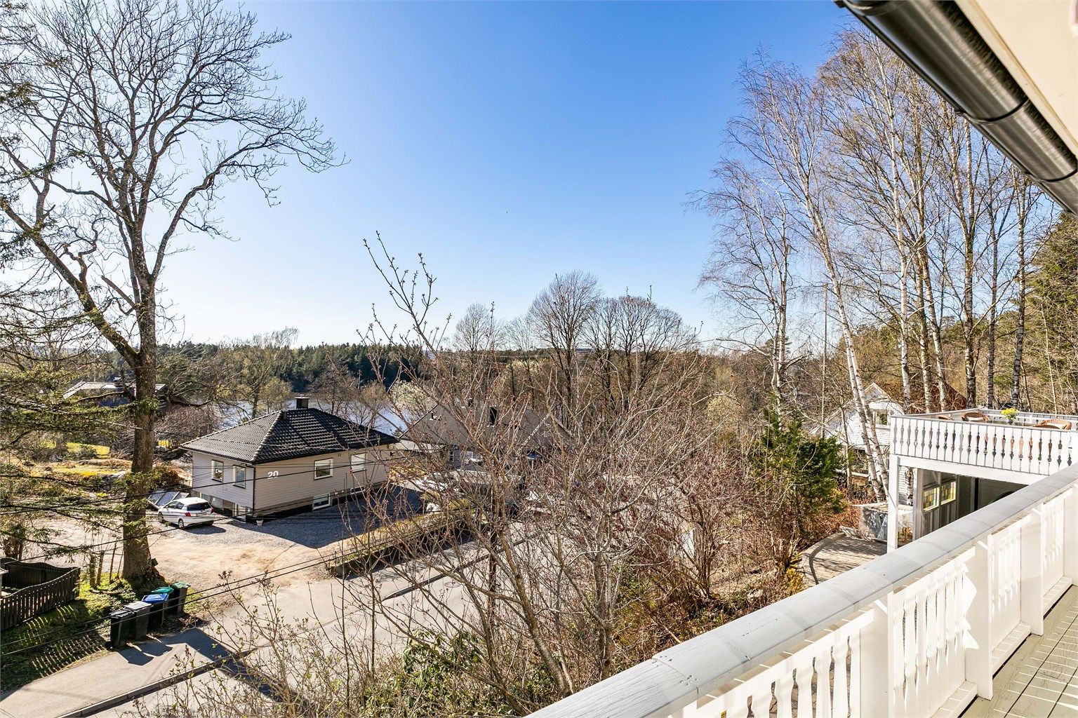 Gløtt av Vansjø sees de fleste steder på den store altanen.