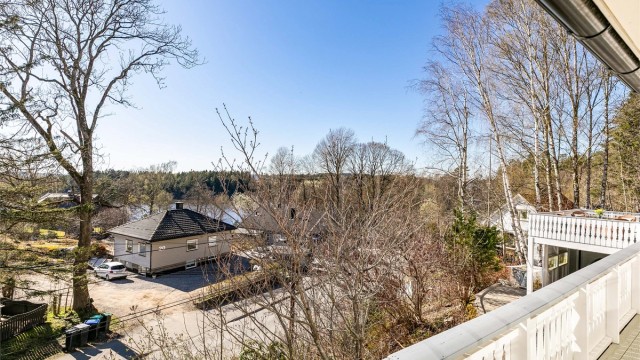 Gløtt av Vansjø sees de fleste steder på den store altanen.