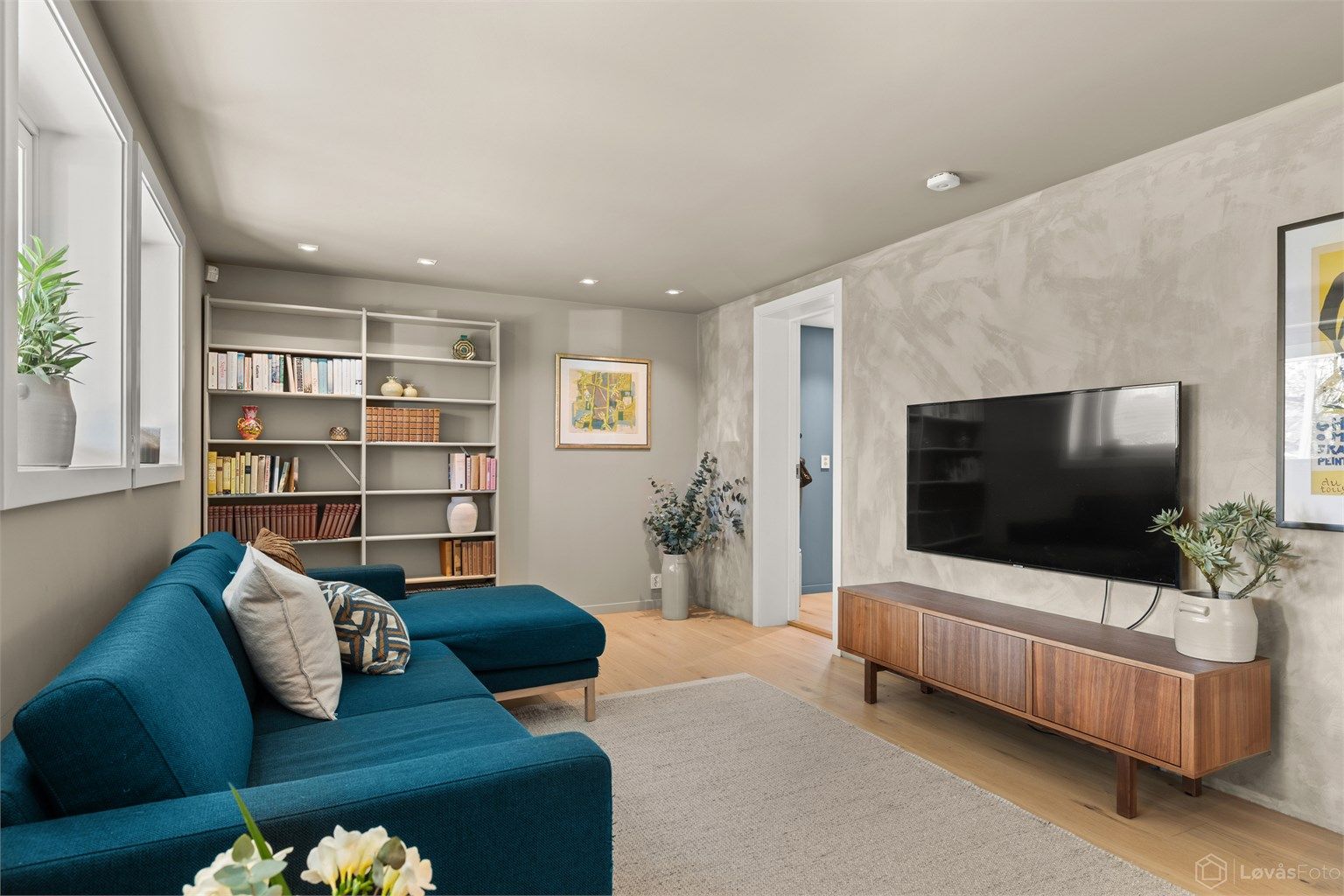 Rommet har god plass til en stor sofagruppe og mediamøbler