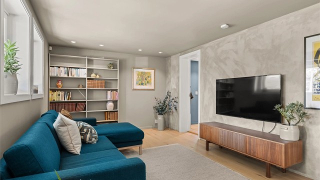 Rommet har god plass til en stor sofagruppe og mediamøbler