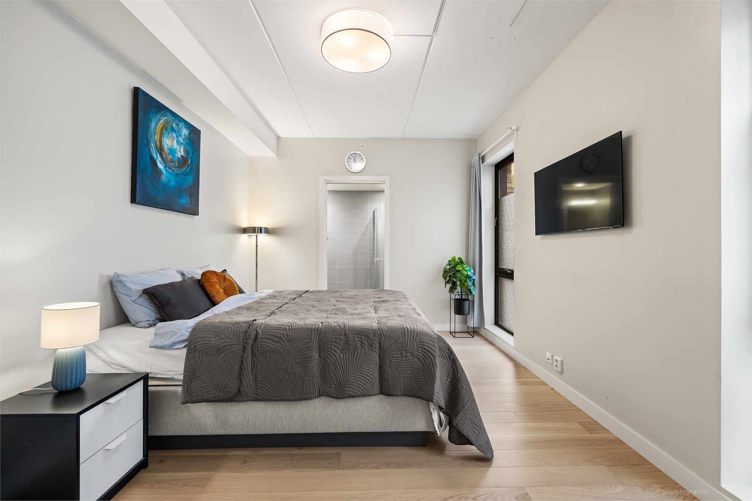 Romslig hovedsoverom med suiteløsning - Direkte tilgang til eget bad og omkledningsrom