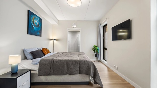 Romslig hovedsoverom med suiteløsning - Direkte tilgang til eget bad og omkledningsrom